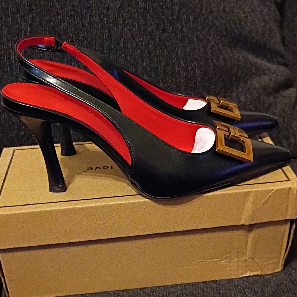 Chic Black and Red Heels with Gold Buckle - Picture 4 of 9